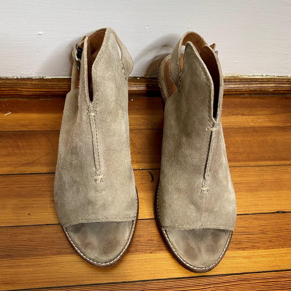 FRYE Carolina Ash Beige Suede Slingback Peep Toe V-Cut Heeled Booties Size 8.5 - Picture 3 of 11